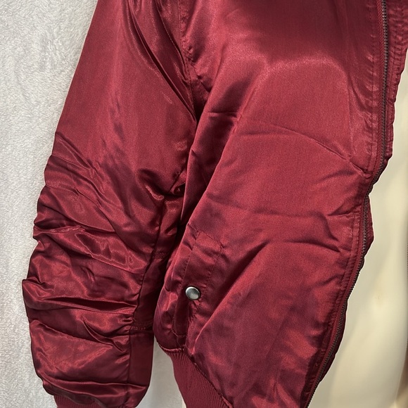 Forever 21 Bomber Jacket Shiny Burgundy Ruched Sleeve Lightweight L - Picture 4 of 4